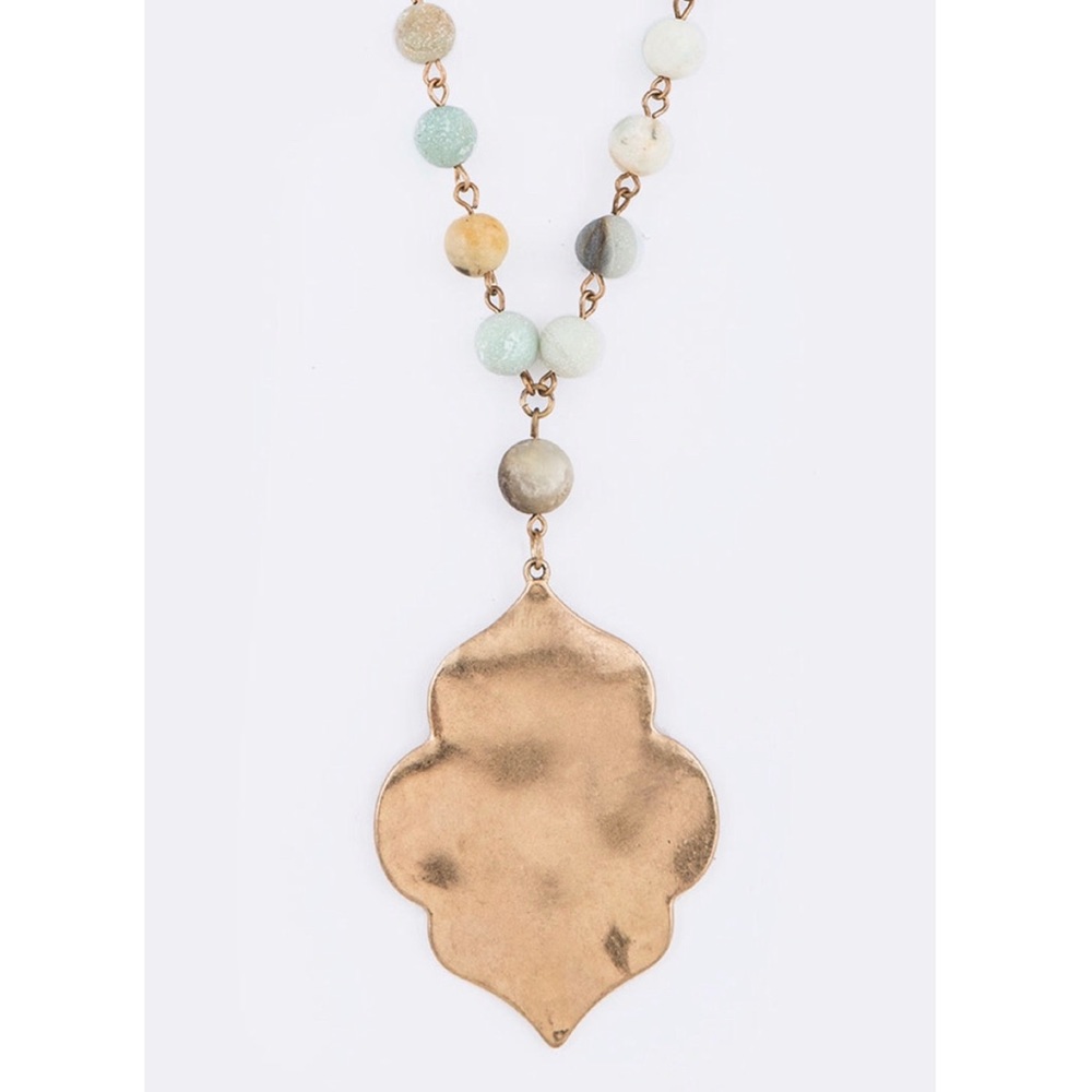 Stone Beads Hammered Quatrefoil Pendant Necklace